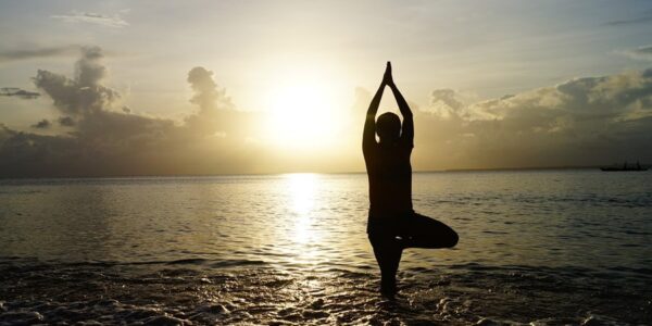 Recárgate de energía mental mediante el ejercicio físico consciente: Te enseñamos 4 posturas básicas de Hatha Yoga y 2 ejercicios más