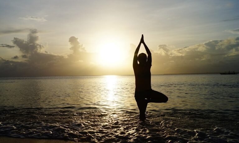 Lee más sobre el artículo Recárgate de energía mental mediante el ejercicio físico consciente: Te enseñamos 4 posturas básicas de Hatha Yoga y 2 ejercicios más