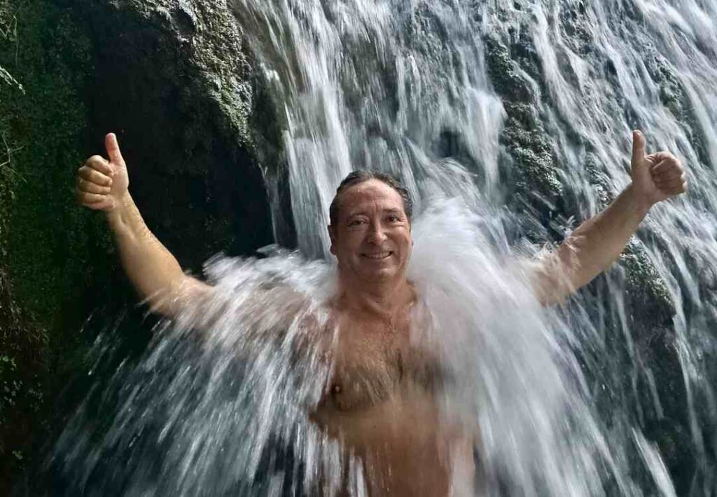 Vive unas vacaciones conscientes del 23 al 27 de julio de 2025 en la Sierra de Aracena. Un retiro especial de verano con yoga, meditación, senderismo consciente, masajes relajantes y gastronomía saludable en la premiada Hospedería de la Corte. ¡Plazas limitadas!