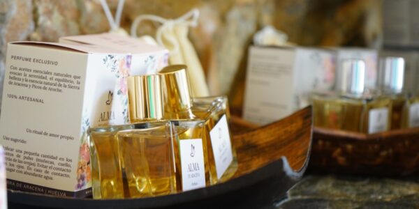 Aromas que cuentan historias: el alma del perfume natural