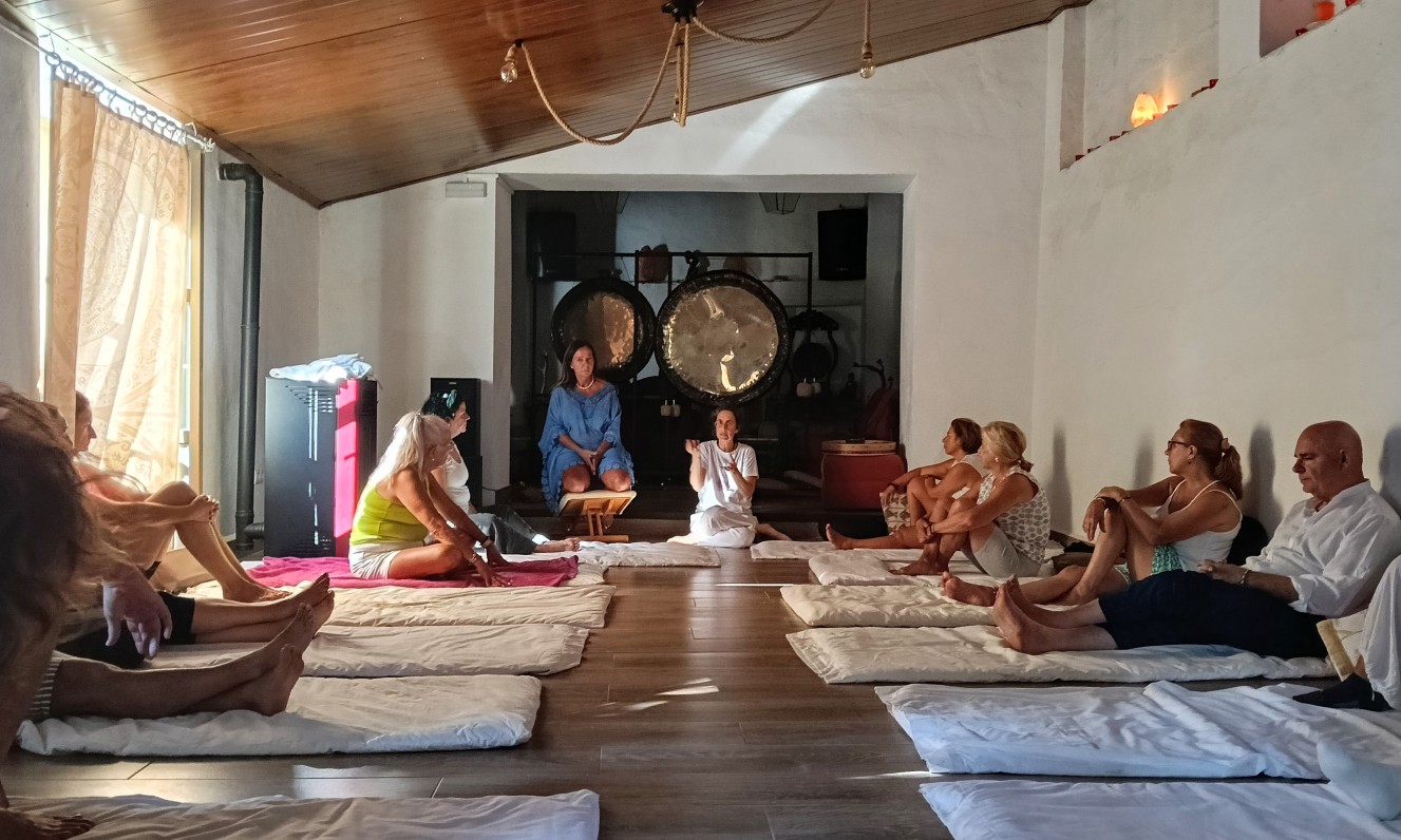 Una experiencia de meditación y relajación profunda en la que el sonido del gong envuelve al cuerpo y la mente, generando un masaje vibracional en cada célula