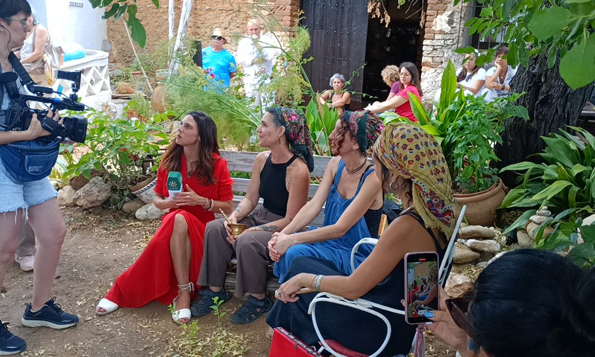 En la Hospedería de la Corte ofrecemos alquiler completo: ideal para retiros privados, eventos familiares, o encuentros de grupos que buscan autenticidad, tranquilidad y comodidad. Capacidad para 20 personas (más supletorias).