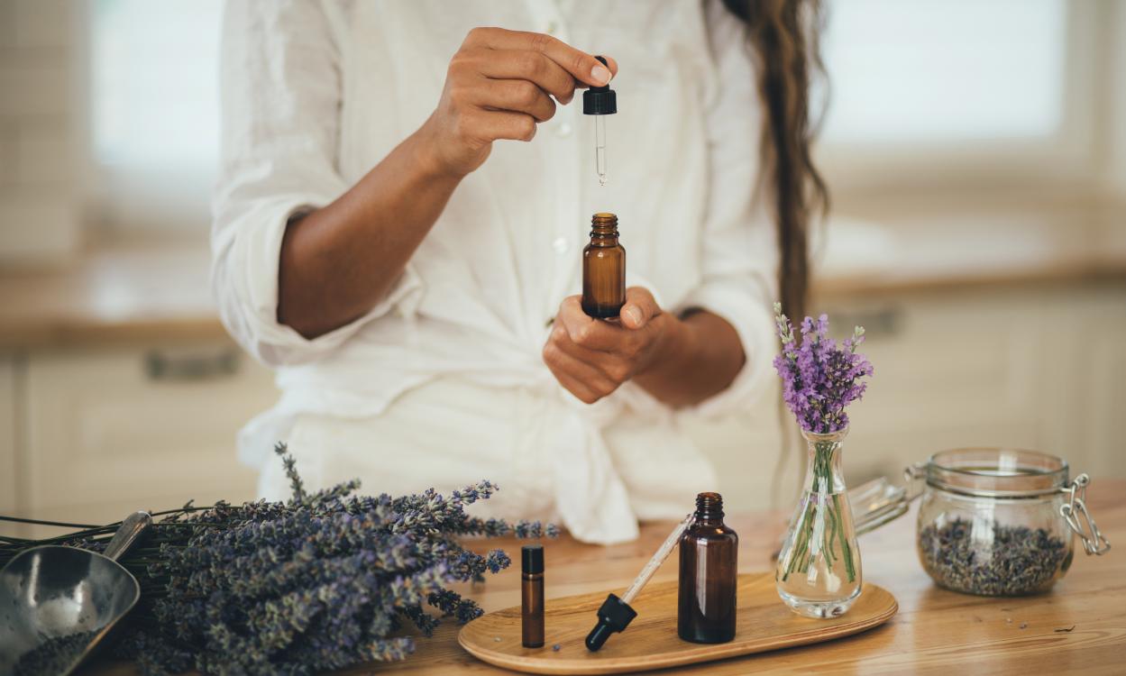 Un fin de semana exclusivo para crear tu propio perfume y cosmética natural con el maestro perfumista Juan Carlos García Pérez. Talleres, meditación, baños de gong y naturaleza en la Sierra de Aracena.