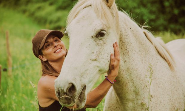 En este momento estás viendo Retiro con Caballos y Mindfulness: Una Experiencia Transformadora en la Sierra de Aracena