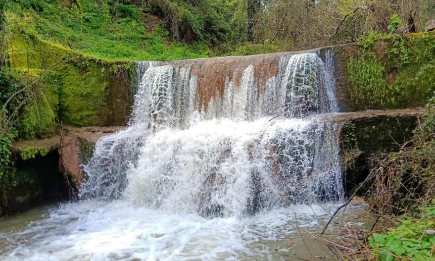 La Cascada de los Molinos, a solo 35 minutos andando desde la Hospedería: un rincón natural de agua y calma.