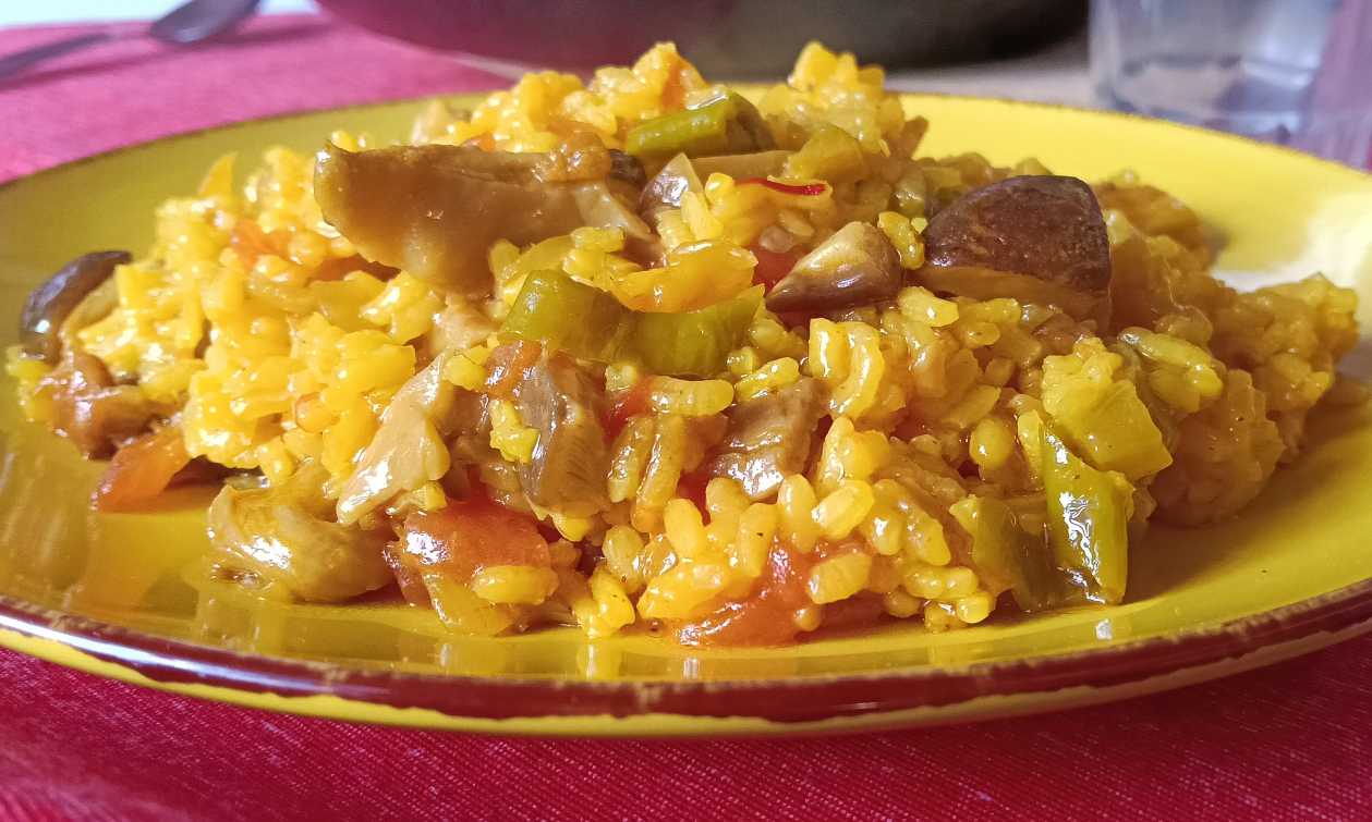 Arroz con setas de temporada – Cocina consciente en la Sierra de Aracena Plato de arroz con setas y verduras de temporada, representando la cocina vegetal y el mindful eating del Retiro de Perfumería Natural, Alta Cocina y Gongs en la Hospedería de la Corte, Sierra de Aracena.