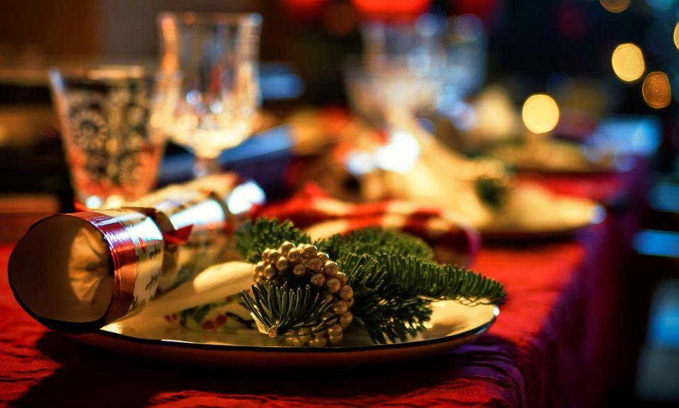 Cena sensorial mindful eating – Retiro de Perfumería Natural y Alta Cocina en la Sierra de Aracena Mesa preparada con decoración natural, velas y copas, representando la cena sensorial mindful eating del Retiro de Perfumería Natural, Alta Cocina y Gongs en la Hospedería de la Corte, Sierra de Aracena.