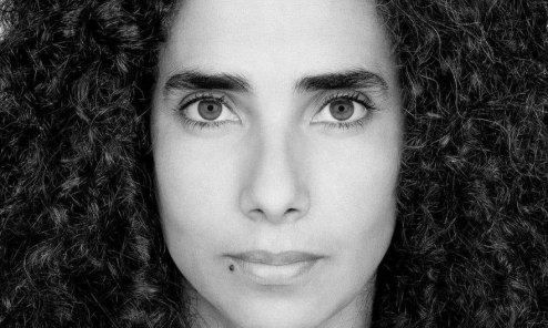 Retrato en blanco y negro de Cora Steinsleger, facilitadora del retiro El Toque Sagrado sobre tantra y danza sensible en la Hospedería de la Corte, Sierra de Aracena.