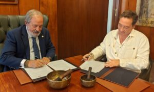 Firma del convenio entre Hospedería de la Corte y el Colegio de Médicos de Sevilla El presidente del Colegio de Médicos de Sevilla, Dr. Alfonso Carmona Martínez, y el Dr. José Carlos Cuerda, director de Hospedería de la Corte, durante la firma del convenio de colaboración.
