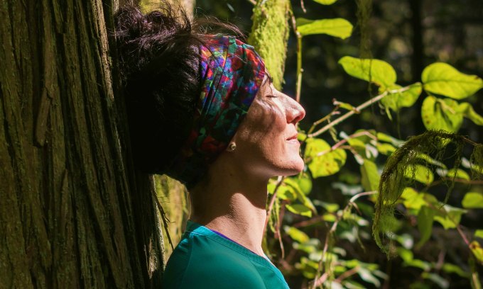 Mujer meditando en la Hospedería de la Corte, espacio para retiros en la Sierra de Aracena