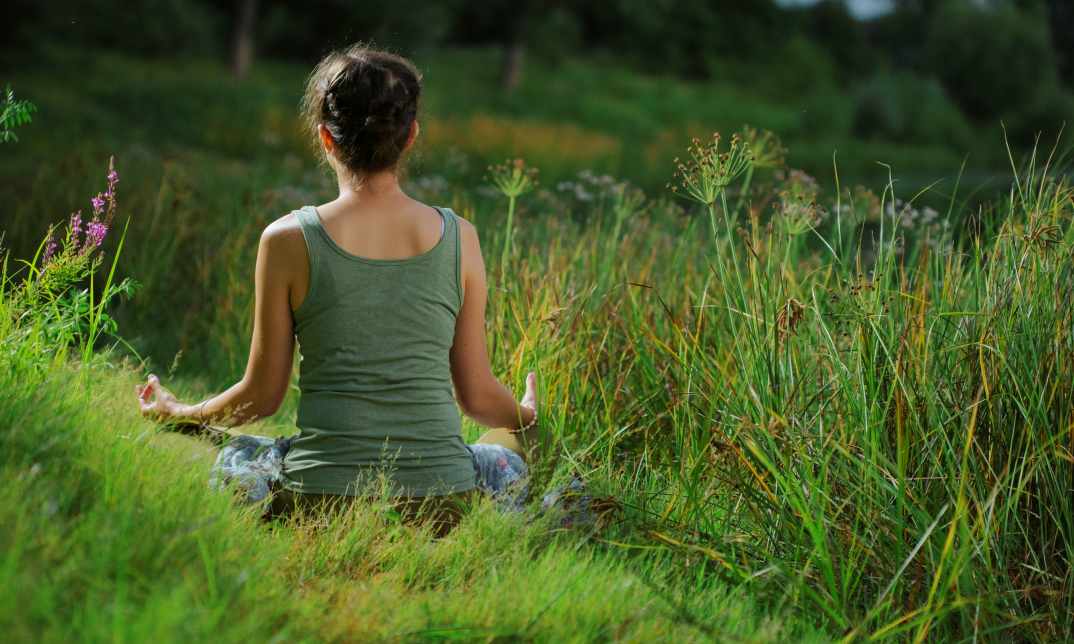 Mujer meditando al aire libre en la Sierra de Aracena – Hospedería de la Corte