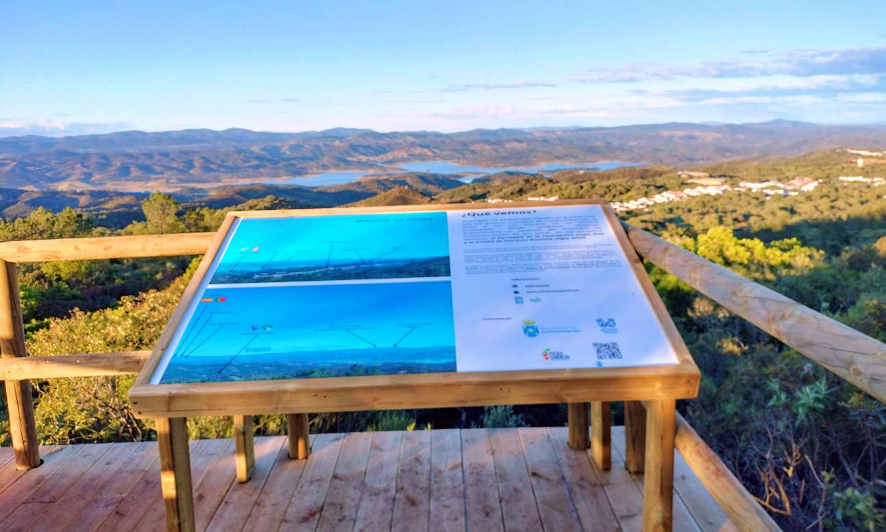 Mirador de la Rejoya – Sierra de Aracena (Corteconcepción, Huelva) Mirador de la Rejoya en Corteconcepción, con mesa interpretativa y vistas panorámicas de la Sierra de Aracena (Huelva)