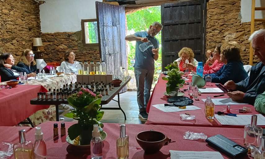 retiro-perfumeria-natural-hospederia-de-la-corte-sierra-aracena Taller de perfumería natural impartido por Juan Carlos García Pérez en la Hospedería de la Corte, Sierra de Aracena. Participantes elaborando perfumes botánicos artesanales durante el retiro de 2024.