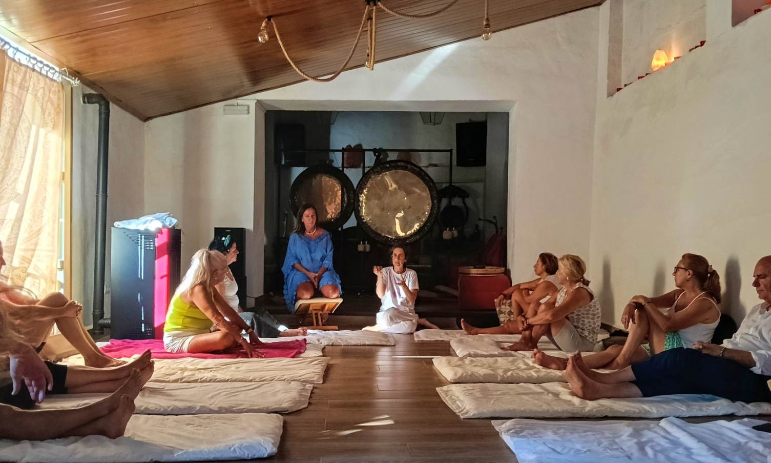 Sala Fábrica de Sueños – Retiros en la Hospedería de la Corte (Sierra de Aracena) La sala “Fábrica de Sueños”, corazón de la Hospedería de la Corte, acoge retiros y talleres rodeados de silencio, belleza y autenticidad.