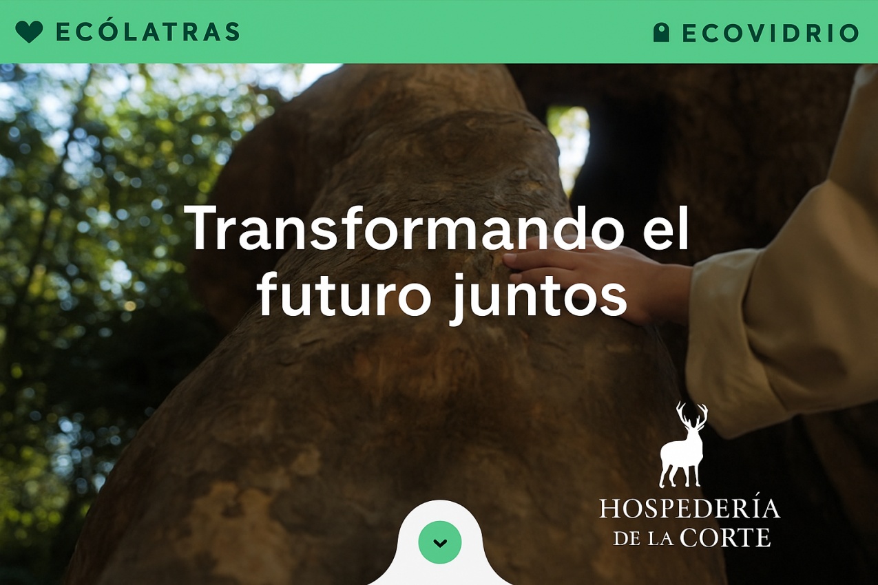 Logotipos de Ecólatras, Ecovidrio y Hospedería de la Corte sobre fondo natural, símbolo de colaboración por la sostenibilidad