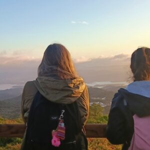 Participantes contemplan el paisaje del Parque Natural Sierra de Aracena durante la grabación del programa Espacio Protegido de Canal Sur TV en la Hospedería de la Corte.