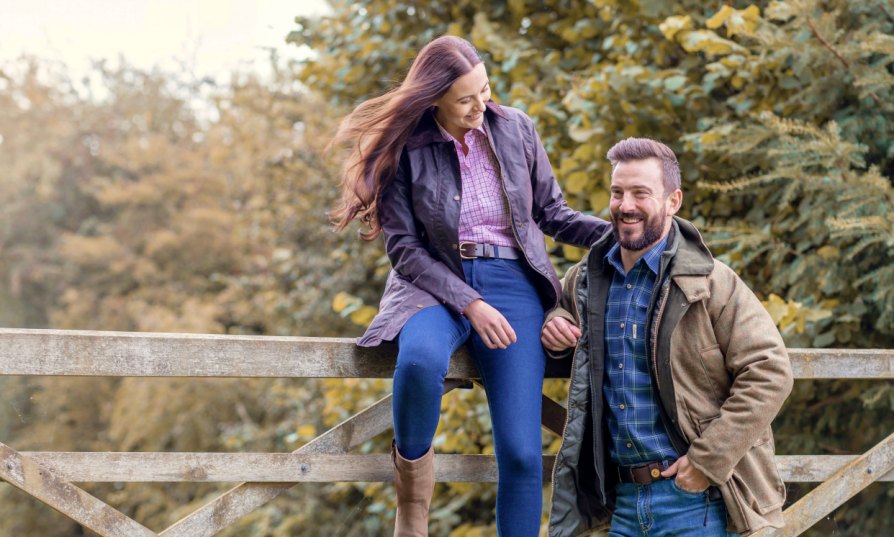 Pareja disfrutando de un paseo por la naturaleza en la Sierra de Aracena durante una experiencia sensorial para parejas