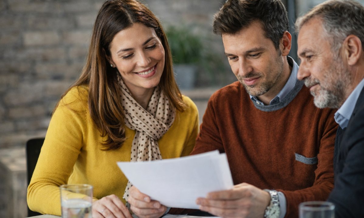 Planificación estratégica y trabajo en equipo para empresas | EVOLUCIÓN.CENTER Equipo de profesionales de empresa analizando documentación y tomando decisiones conjuntas durante una sesión de trabajo y planificación