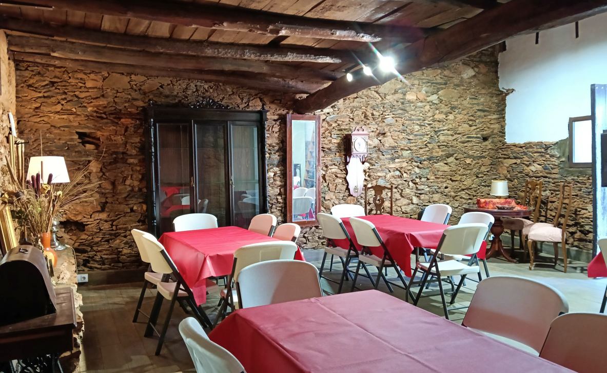 Espacio para team building y reuniones de empresa | EVOLUCIÓN.CENTER Sala interior preparada para reuniones, formación y team building de empresas en la Hospedería de la Corte, Sierra de Aracena