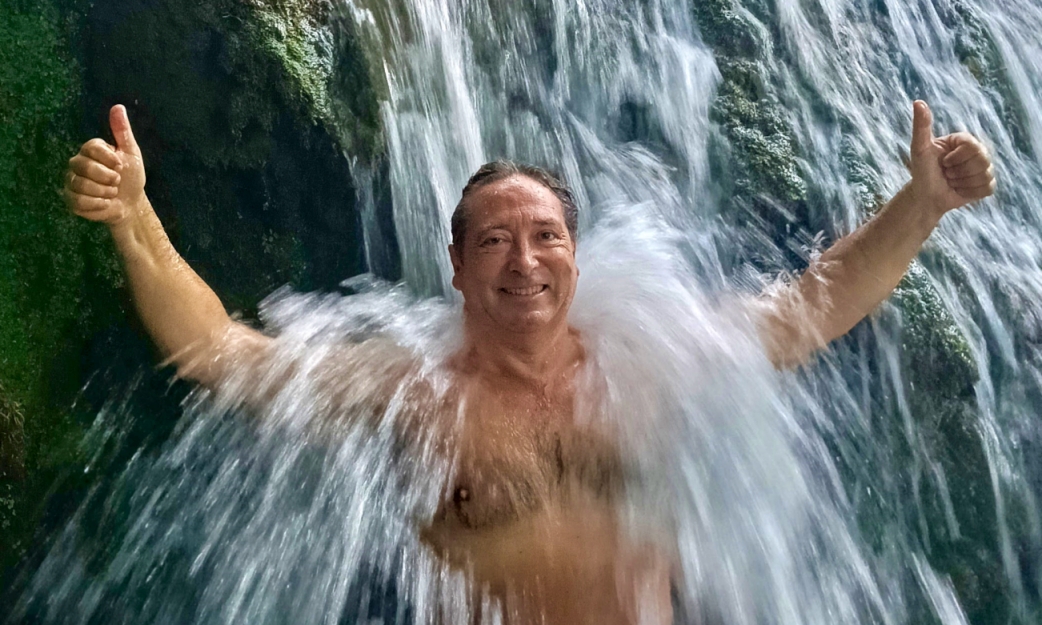 Oplus_131072 Persona que participa en un retiro en la Hospedería de la Corte en la Cascada de Los Molinos (Corteconcepción)