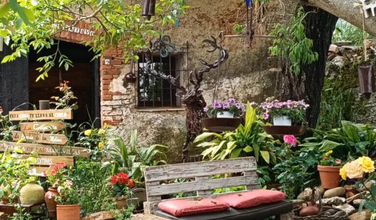 Jardín de la Hospedería de la Corte, con el Ciervo de Hierro, fabricado con herraduras de caballos de la Sierra