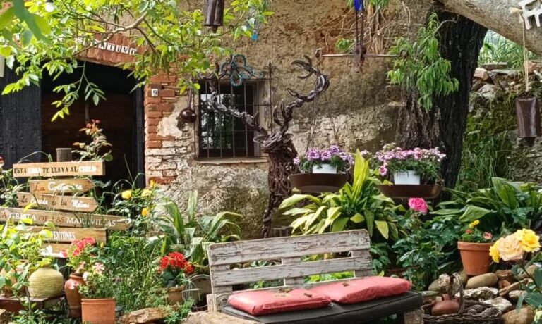 jardin Hospedería de la Corte Jardín de la Hospedería de la Corte, con el Ciervo de Hierro, fabricado con herraduras de caballos de la Sierra