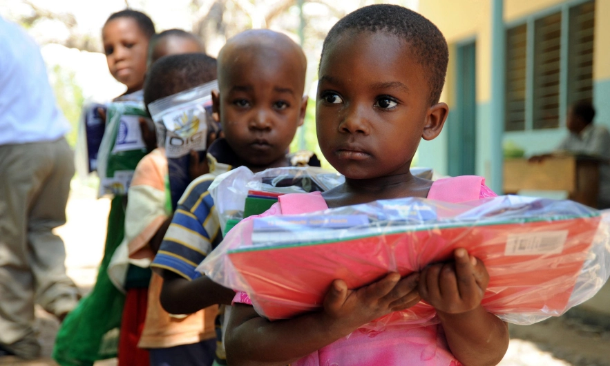 Niños del colegio local en Tanzania recibiendo material escolar – Viaje Tanzania 2027