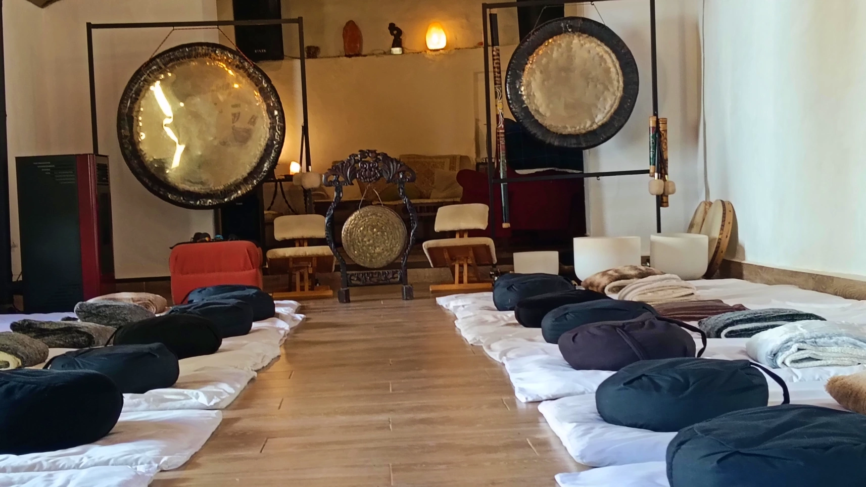 Sala equipada para retiros de yoga, meditación y bienestar en la Sierra de Aracena