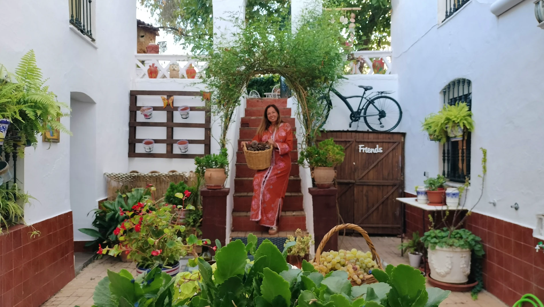 Elena en el patio de la Hospedería de la Corte, en Corteconcepción.