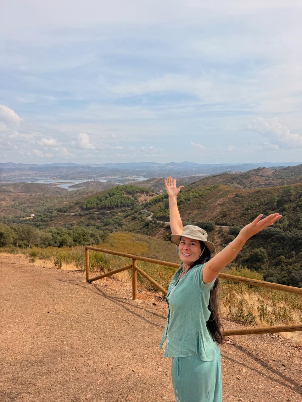 Kari con los brazos abiertos en un mirador de la Sierra