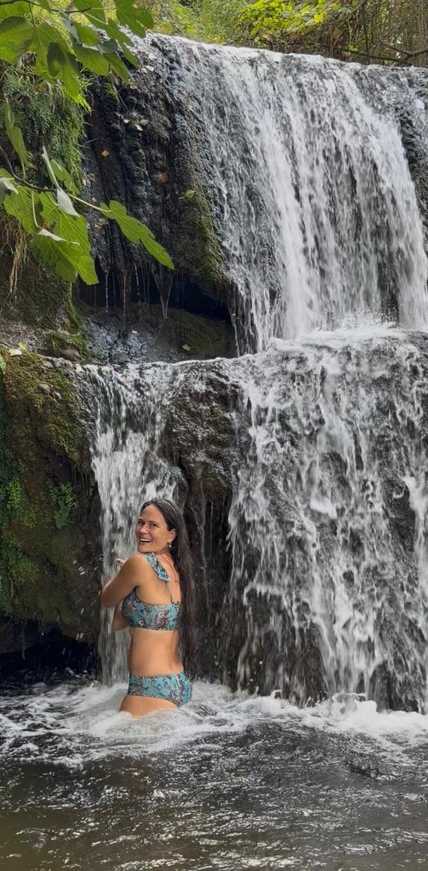 Kari junto al agua de una cascada en la naturaleza