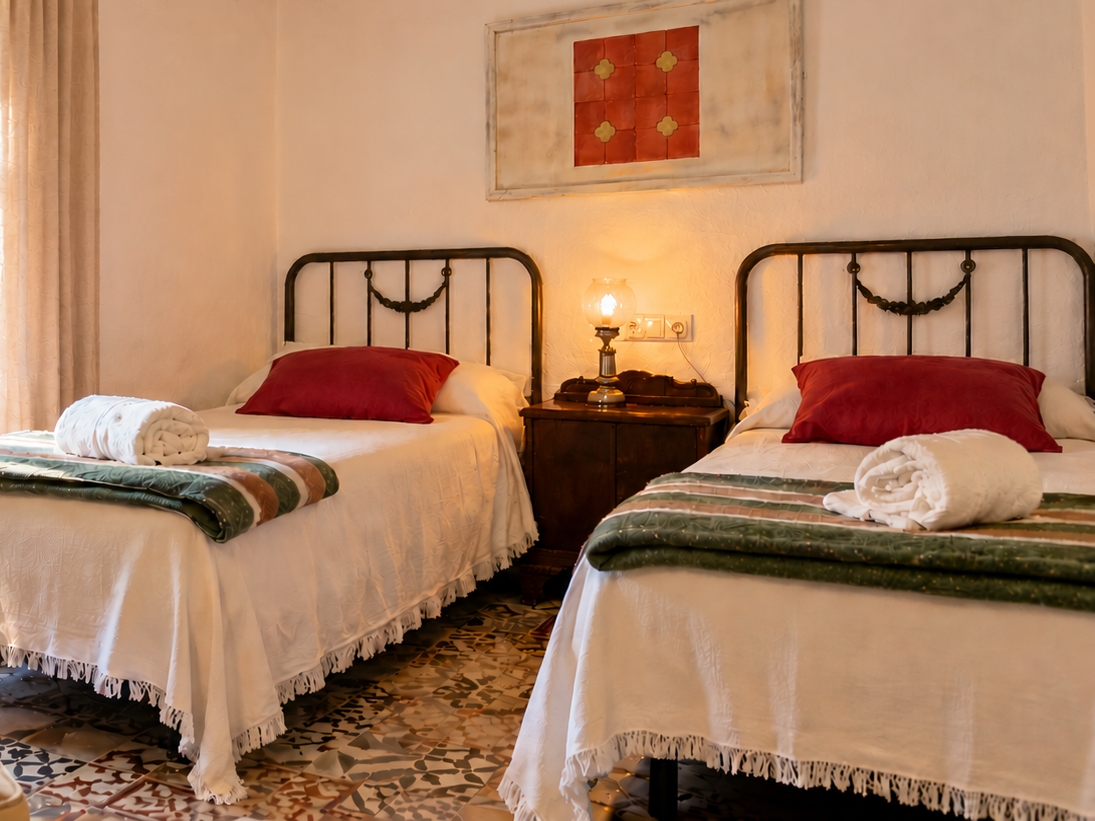 Dormitorio real de Hospedería de la Corte, con dos camas y baño privado