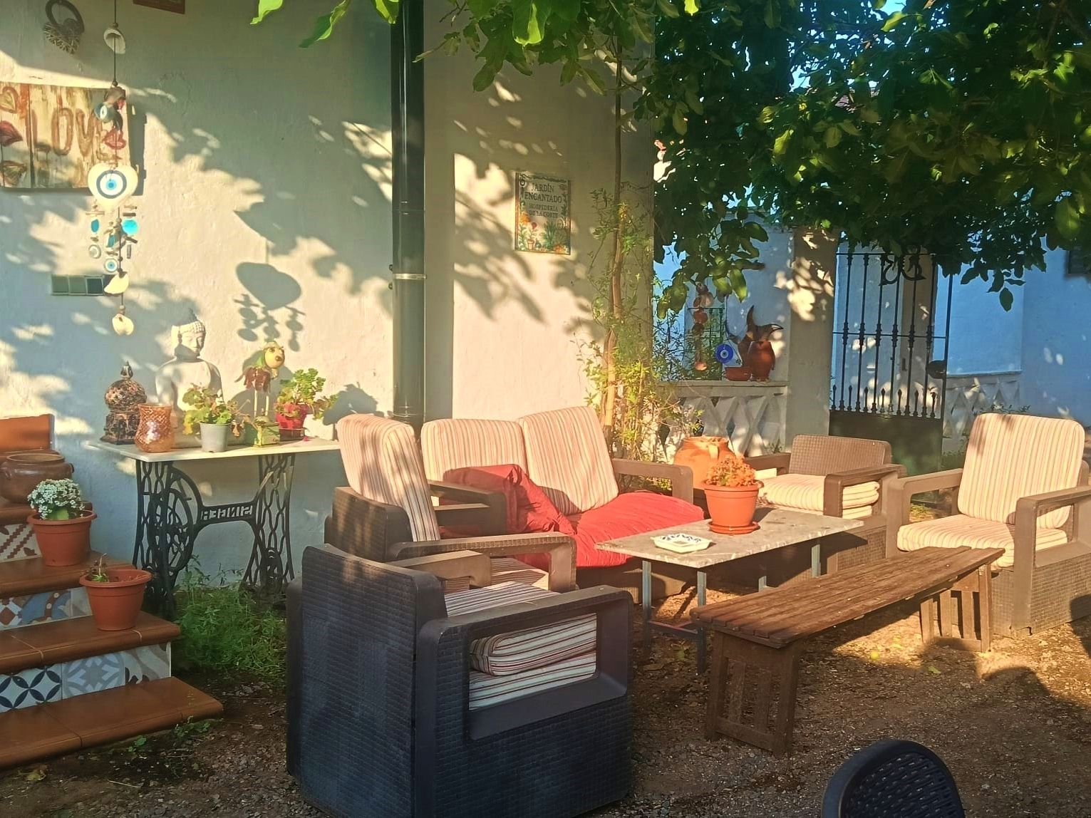 Patio con muebles de jardín y parra