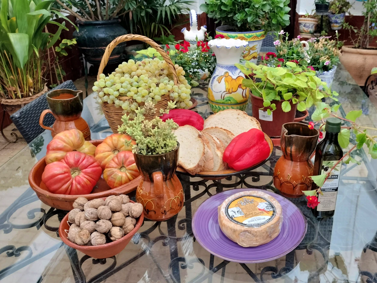 Patio de la Hospedería con tomates, queso y uvas